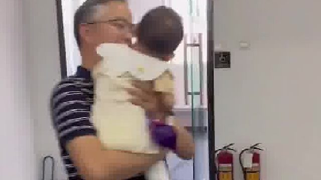 员工带孩子到办公室上班...