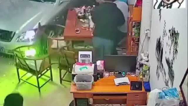 只有两广地区的兄弟才懂直接把车开进店里了！