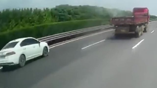 大车突然爆胎幸亏小车及时减速！