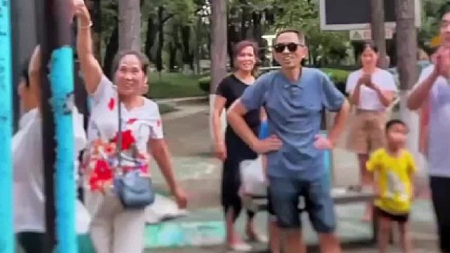 小伙一套丝滑的单杠操作，直接成为了公园最靓的仔