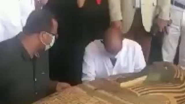 埃及考古学家打开了一口2500年前的棺材