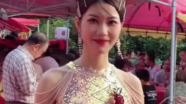 农村喜宴上的新娘子，背影看着像气质女神，一转头动作神情又是小姑娘