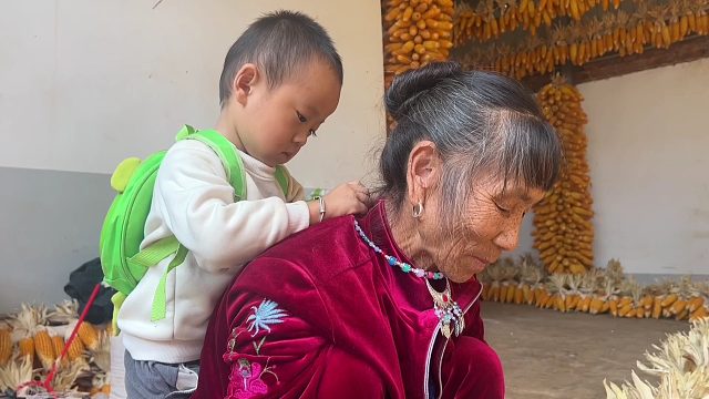 3岁孙子就懂得孝顺奶奶，偷偷给奶奶准备啥礼物，这一幕太暖心了