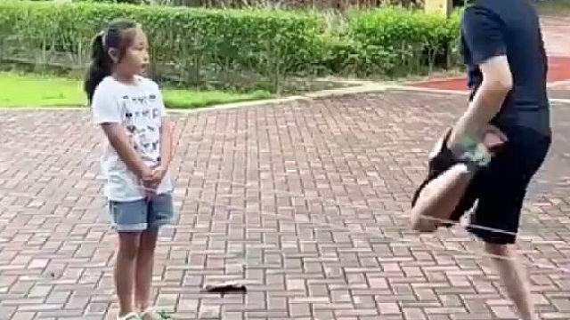 父亲炫耀花式跳皮筋看呆女儿，网友：你父亲原来肯定有很多故事吧