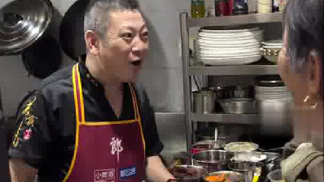 姐妹俩悄悄从外地赶回给父亲过生日。进门那一刻，正在忙碌的父亲喜出望外，激动落泪