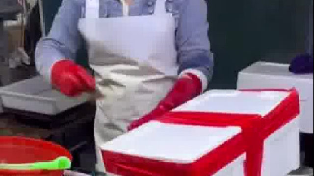 老板给客人包装海鲜，就地取材看呆顾客。虾：这不合适吧