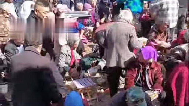 老人去听戏主家管饭....