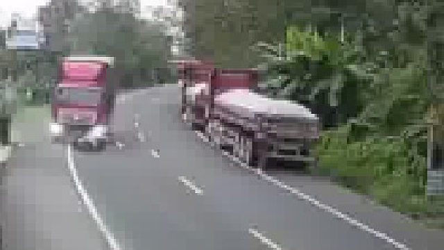 摩托车呼啸而过迎面撞上大货车