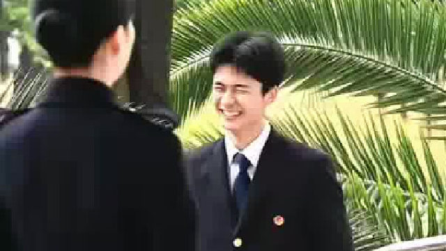 男生拍对视变装，结果笑到根本停不下来