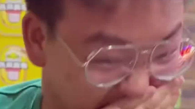 男子第一次吃凉拌折耳根，嚼了两下反应不要太夸张，这是个啥味道啊家人们