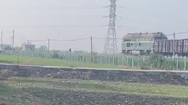 铁轨也是停车的地方？！司机将车停在铁轨上离去，列车鸣笛无果无奈紧急停车