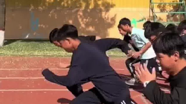 老师组织学生400米追逐赛，男生追女生，有目标有动力