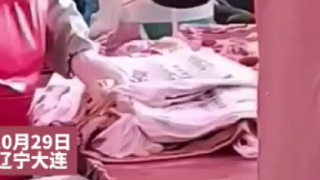 肉摊商贩当着客人面换肉手法娴熟。切的排骨和拿回家的排骨不一样。