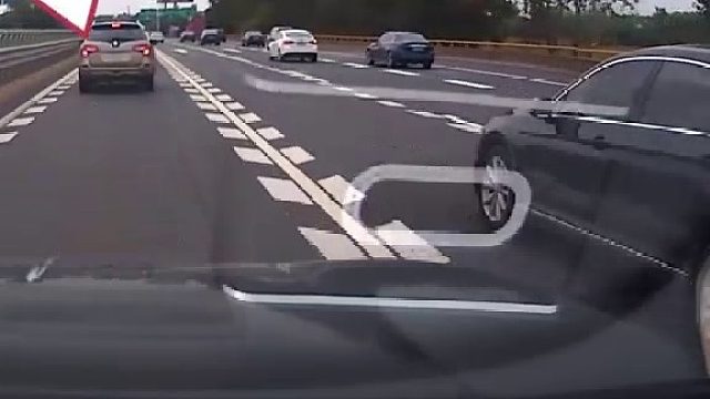 高速未保持安全车距酿四车追尾