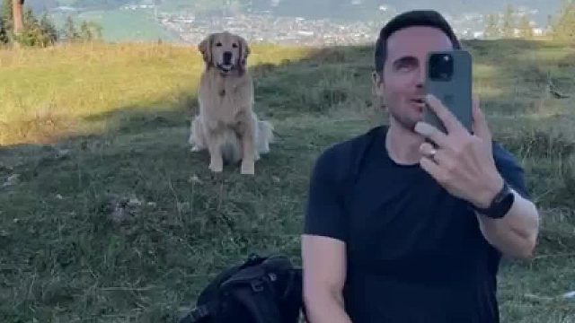 和狗狗微笑自拍