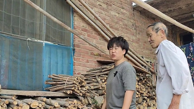 嫂子做饭嫌烧柴熏，小姑子说要节约，弄得两人生活中有分歧