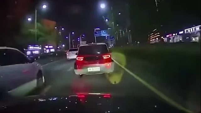 这小车哪来的勇气！