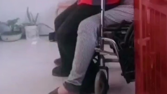 运动神经元病症状有肌肉发生萎缩和跳动、椎体束征等表现，这种病的患者主要是中老年男性。由于是一种进行性