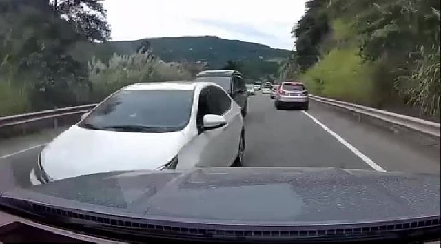 马路三大妈不是浪得虚名的啊，你逆行大哥直接怼了上去！