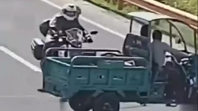 三轮车分岔路口任性转弯，摩托车避让不及人仰车翻！