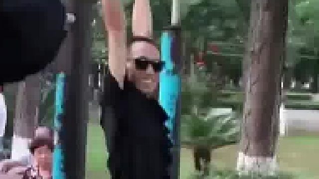 吸引所有人眼球，这才是公园单杠正确的打开方式