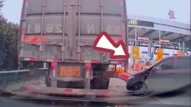 面包车任性加塞结局令人舒适！