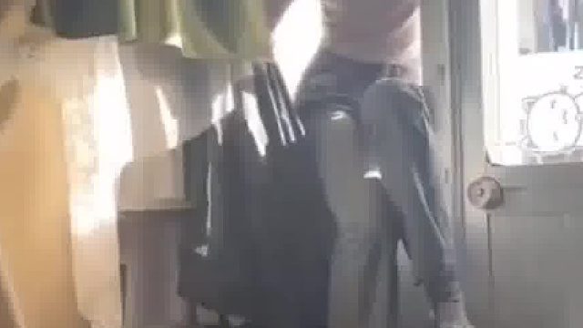 阳台门坏了打不开不用怕，当代大学生有自己的门