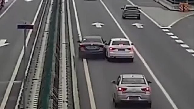 小车高速上错过闸道，突然刹车试图实线变道下一秒.....