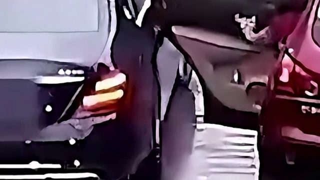 开门不看后视镜女子剐蹭迈巴赫！