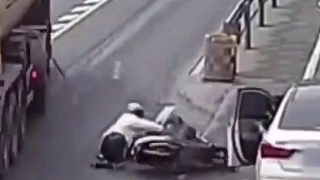 电动车被白车突然开门蹭到倒地！