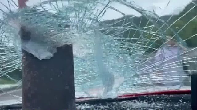 天降大铁块砸入前玻璃原因竟是前车！