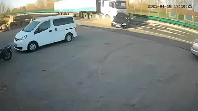 轿车汇入主路未观察让行，强行转弯与货车相撞！