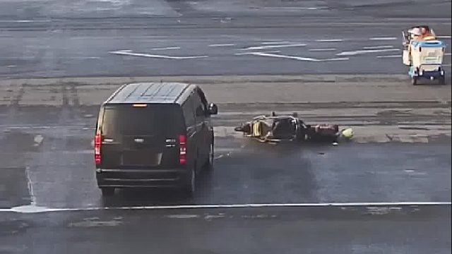 电动车闯红灯与直行车辆发生碰撞！