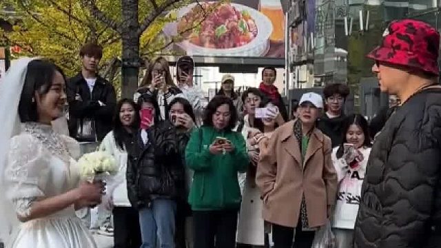 一位女子穿着洁白的婚纱站在街头，向自己恋爱10年的男友表白