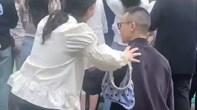 一对情侣给另一对示范动作