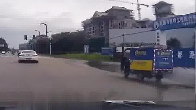 越野车绕路加速通过水坑，快递小哥被水溅湿