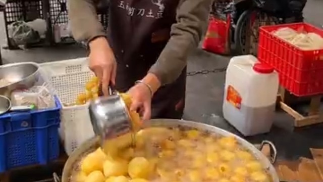 焦脆的土豆点辣椒面是真他妈的比肉好吃