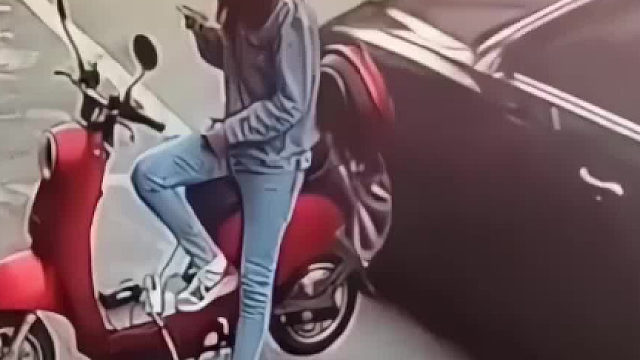 奥迪剐蹭电瓶车，小姐姐的表现亮了。。   - 副本