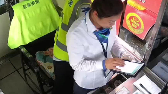 来自新疆的货车司机申请“鸡蛋”走绿通，为顺畅沟通，男收费员用上了“新疆味”普通话