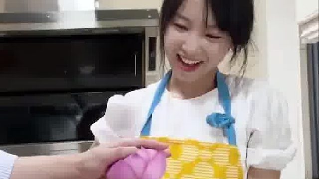 丈夫买菜回家路上，偷偷将戒指藏在荷花里，网友：荷你相遇荷其幸运夫妻惊喜