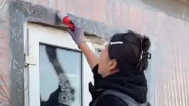 东北人用塑料薄膜糊墙保暖！网友：我作为南方人，弱弱问一句，封的太紧，那怎么通风呢