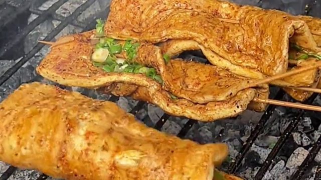 副食店门口的烧烤摊，每个盘子里都堆满了豆干