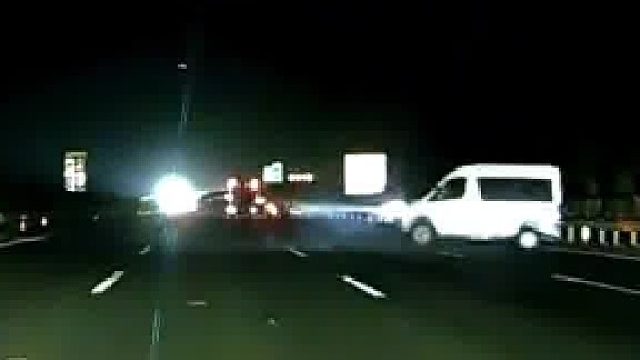 网友投稿：看这刹车灯一亮一亮的就知道是老司机