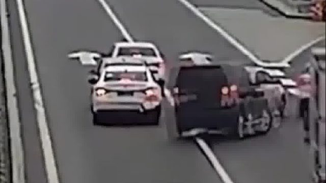 小车高速上错过匝道口，突然刹车企图跨实线变道造成多车追尾！