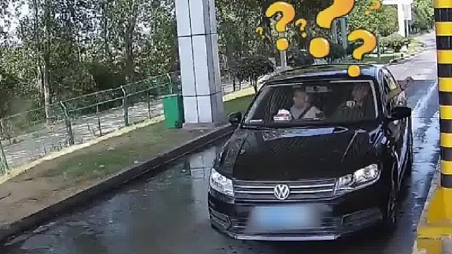 千万别大意慌乱之中误把油门当刹车，小车失控冲下护坡仰翻！