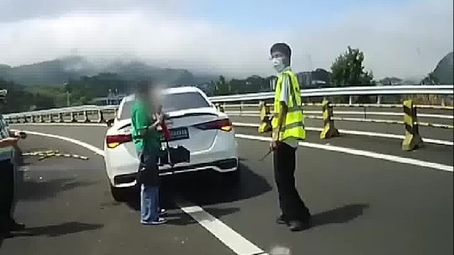 小车匝道行驶车速过快，刚提的新车“撞惨”了！