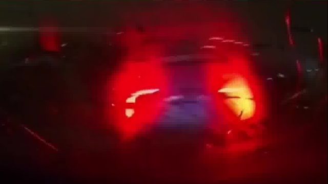 高速上飙车朋友劝阻也不听严重追尾！