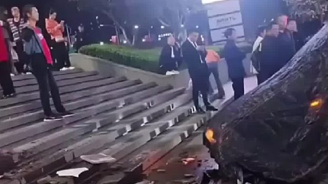 女司机开车发生事故怕丢脸，居然把自己的车用黑布蒙住！