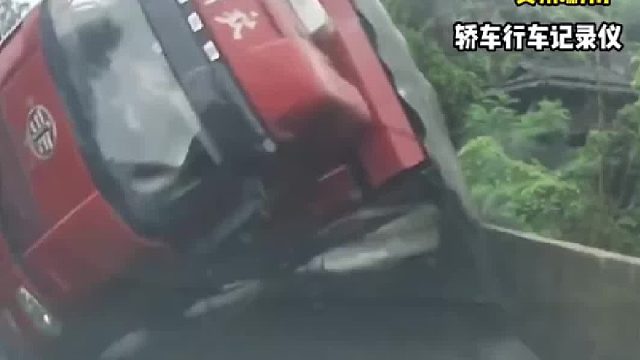 货车侧翻酿事故，求轿车驾驶员心理阴影面积！