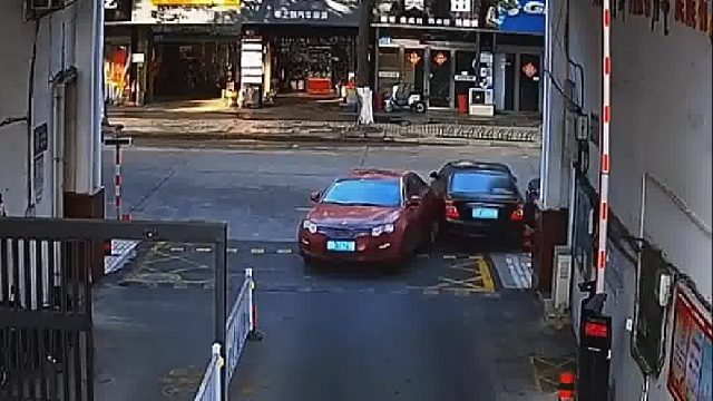 黑车撞到红车大伙说这应该是谁的责任？